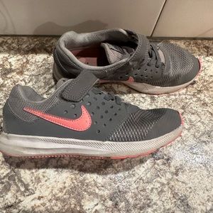 Kids size 13C Nike Downshift tennis shoes